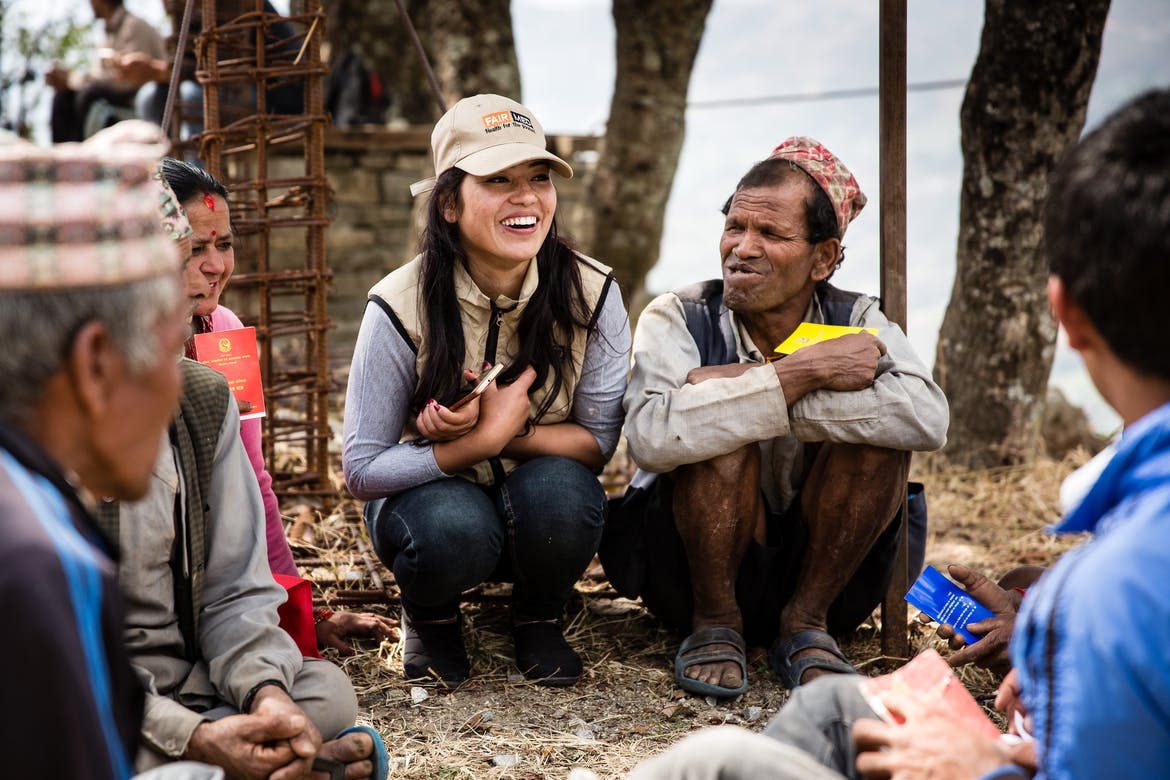Die junge FAIRMED-Mitarbeitende Nobina leitet eine Gruppe für Menschen mit Behinderungen in Nepal. Auf dem Bild sind vier Teilnehmende der Gruppe zu sehen. 
